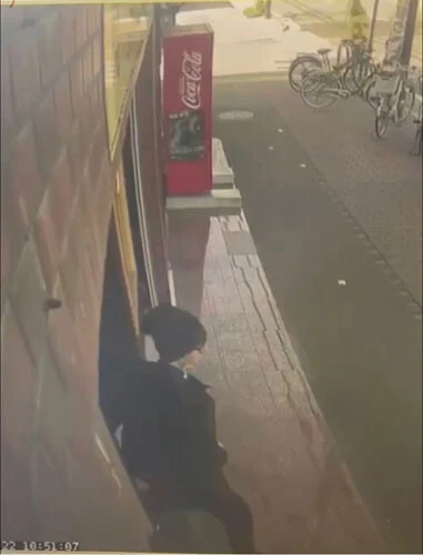 背格好が金澤に酷似しているといわれる、銃撃発生直後に事件現場から立ち去る男の防犯カメラ映像