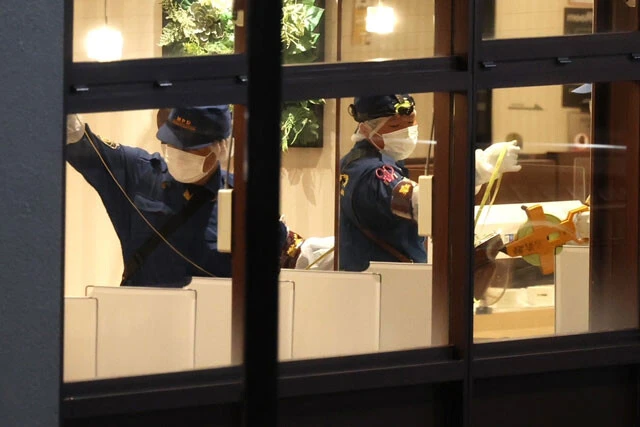 発砲事件があったJR町田駅付近の喫茶店内を調べる警視庁の警察官