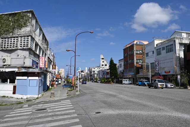 嘉手納基地へと続く沖縄市のゲート通り。かつては米兵相手の飲食店が軒を連ねたコザの中心部だ。市民の米兵に対する不満が爆発したコザ暴動の舞台ともなった（安藤海南男氏提供）