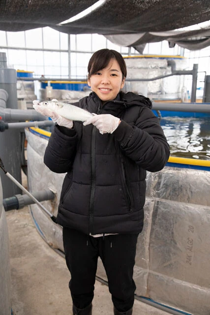 「おふろcafe白寿の湯」(埼玉県神川町)の副支配人でサバ養殖を提案した鎌田奈津実さん。基本的にはほぼひとりで管理しているそう。「バリバリ文系」だったため、養殖とは無縁だったが今ではサバのとりこに