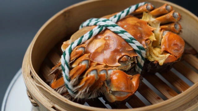 甲羅に詰まった濃厚なミソはクセになるうまさだが、密売品は購入者も罰則を受ける可能性があり「ダメ、ゼッタイ」である