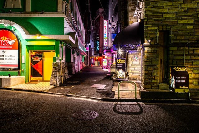 関東某所にあるソープランド街。警察と風俗業界は微妙な関係で成り立っている