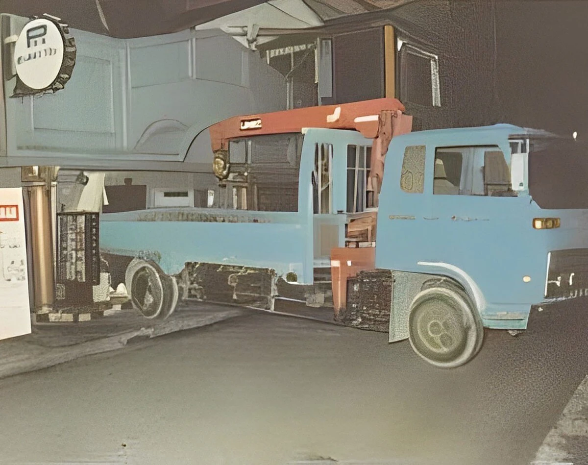 みかじめ料の支払いを拒んだソープランドに突撃した指定暴力団のトラック。トラック特攻はときに抗争以外にも利用される(平成5年警察白書より)