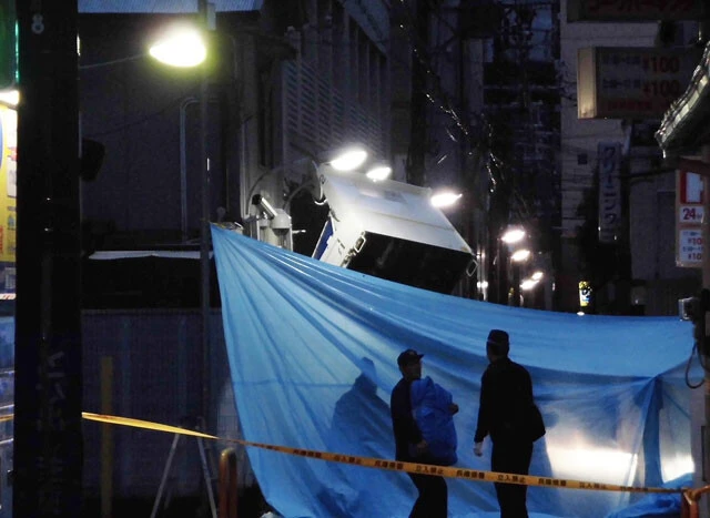 2016年3月、神戸山口組系の暴力団事務所に突っ込んだトラック。この前後には、対立する6代目山口組との間で「トラック特攻合戦」が繰り広げられた