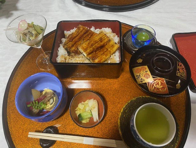 試食会では、うな重や肝吸い、う巻きなど「うなぎのフルコース」を提供した