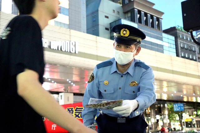 東京・六本木の街頭で、薬物乱用の危険について呼びかける警視庁麻布署長