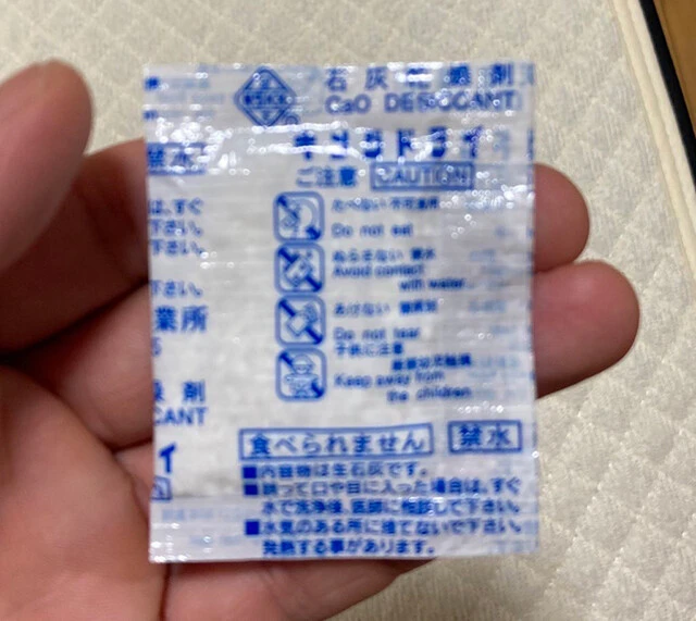 乾燥剤も、タイプによっては水につけると発火の恐れがあるものも。注意！