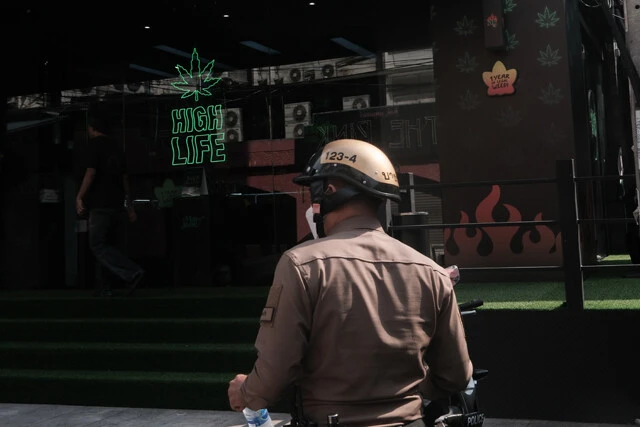 バンコクの警察署の真横にも大麻ショップが。手前はパトロール中の警察官