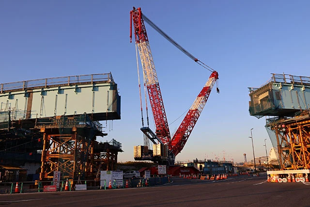 万博会場の周辺ではインフラ工事が活発。夢洲内では新大阪など大阪の主要な駅と会場を直結する高速道路の整備も進んでいた
