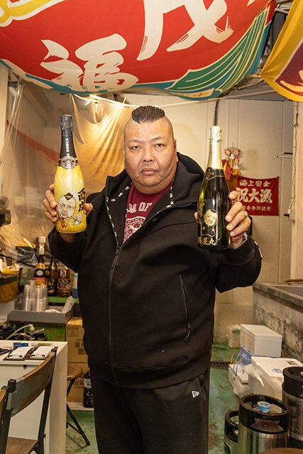 『西成キンちゃんのワッショイTV』のキンちゃん。西成警察署の向かいにうどん｢淡路屋｣を構える。『西成キンちゃんのワッショイTV』は2号店の「淡路屋丸」で提供している刑務所メシを紹介することで火がついた