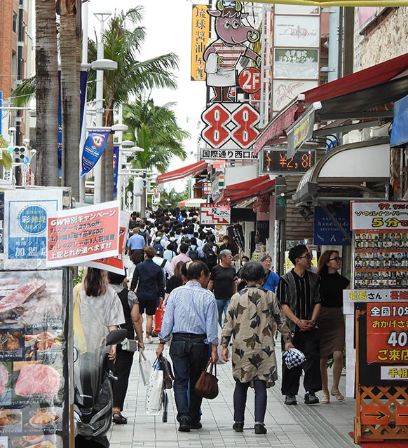 沖縄県では、6月12～18日の定点把握の対象となった1医療機関当たりの新規コロナ患者が28.74人と、全国平均の5倍に。すでに医療機関は逼迫しているという。ワクチンや感染によってできた免疫を突破するほどの強い感染力を持つオミクロンXBB系統が主流になったことも感染拡大の要因のひとつ