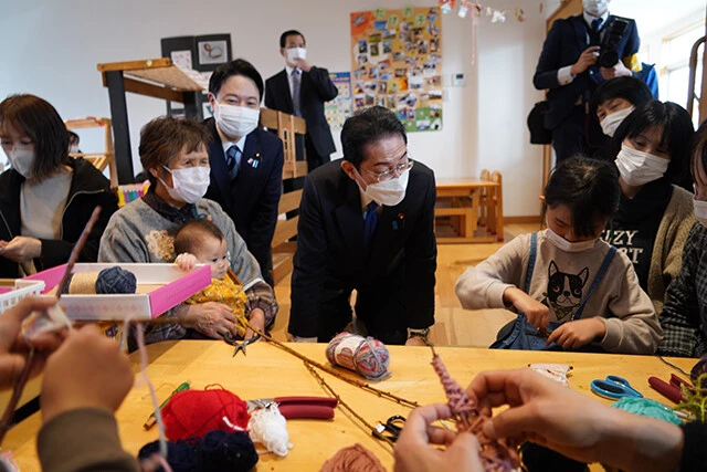 2月19日、少子化対策に取り組む岸田文雄首相が奈義町を視察した(写真提供/奈義町役場)
