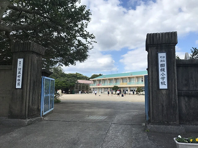 伊仙町立面縄小学校の児童数は121名（公式HPより）で、町内8校の中では2番目の多さ。最多は伊仙小の172人、最少は馬根小の8人（21年5月時点）