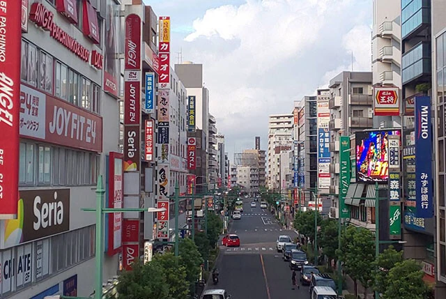 いわゆる「ワラビスタン」の名の由来となった蕨駅東口のメインストリート。晴れた日の夕方以降なら、誰かしらクルド人に会えるだろう