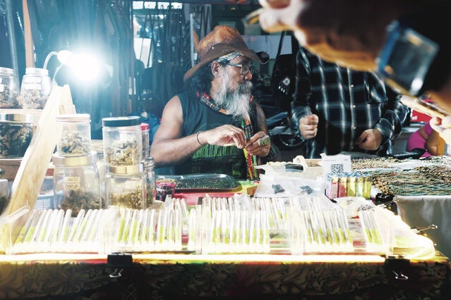 観光客に向けて路上で大麻を売る露天商。値段は実店舗で売っているものとそんなに変わらない