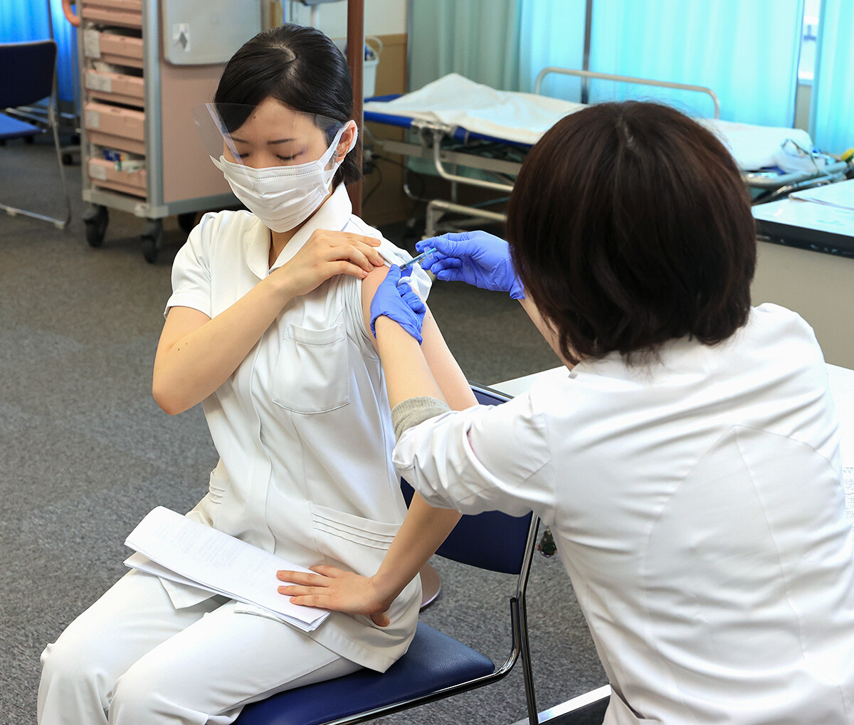 日本でワクチンの接種が始まったのは2021年2月頃。最初は医療従事者を中心に打たれた。モデルナは職域接種、ファイザーは主に自治体向けに使われた