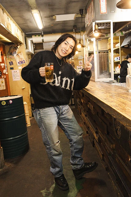 『ジョーブログ』のジョー。『ジョーブログ』のチャンネル登録者数は217万人。西成をはじめ世界のディープスポットを紹介。西成に自身のお店「西成ホルモンレディゴー」を構える。今年11月、西成区に1000万円を寄付した