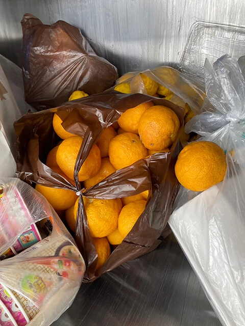 手つかずのフルーツがゴミに出ていることも。もったいない！