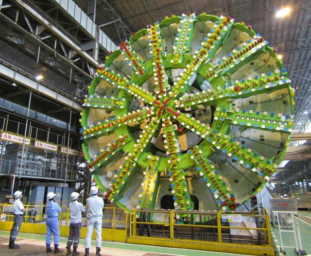 東京外かく環状道路のトンネル掘削工事で使われた、直径16mのシールドマシン(画像は東京都ホームページより)