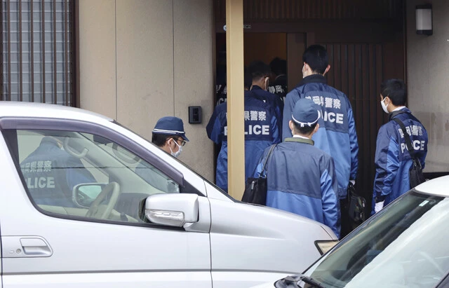 昨年12月、「神真都Q会」本部の家宅捜索に入る静岡県警の捜査員