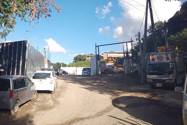 川口市赤芝新田地区の、解体業者の集中地帯。朝5時開店の「ハッピーケバブ」(右奥)のキッチンカーがクルド人労働者の早朝勤務を助ける