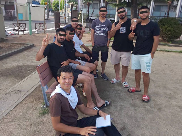 川口市芝地区の公園にて、クルド人のグループと談笑する。一番手前にいるのが前川仁之氏だ