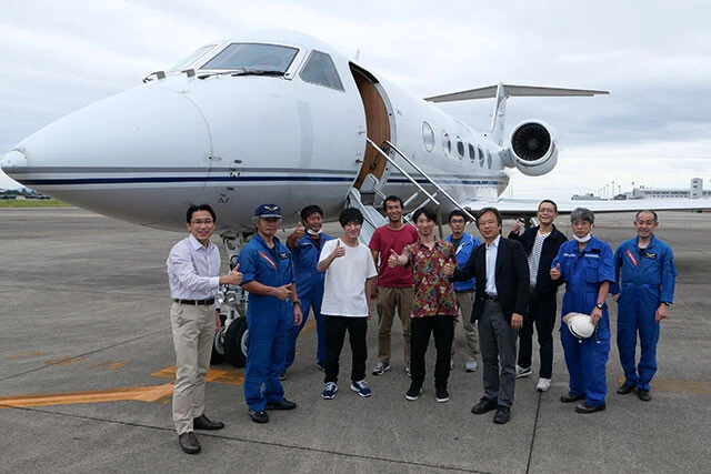 2017年、航空機を用いた台風の直接観測を日本人の研究グループとしては初めて成功させた名古屋大学・坪木和久教授らの研究グループ。後ろにあるのが観測用の民間航空ジェット機「ガルフストリームⅣ」だ