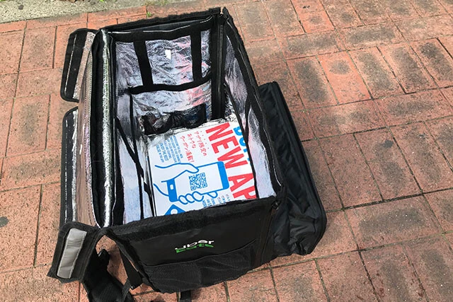 リュックの下半分部分のチャックをオープンし、マチ（奥行）を拡張