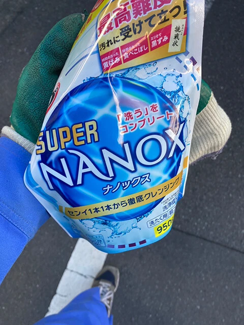 こういうゴミも中身が入っていると破裂して飛び散ります。中身を出してから捨ててください！