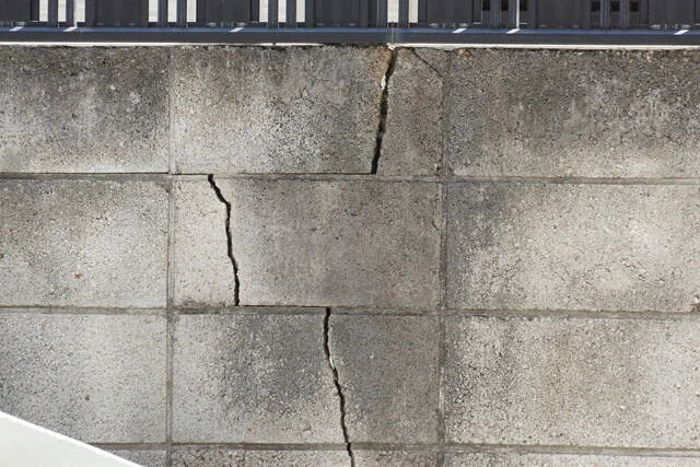 陥没から2年以上がたっても壁面などの亀裂は収まらない