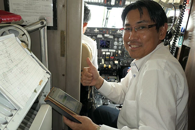 台風観測のための航空機に搭乗する琉球大学・山田広幸教授