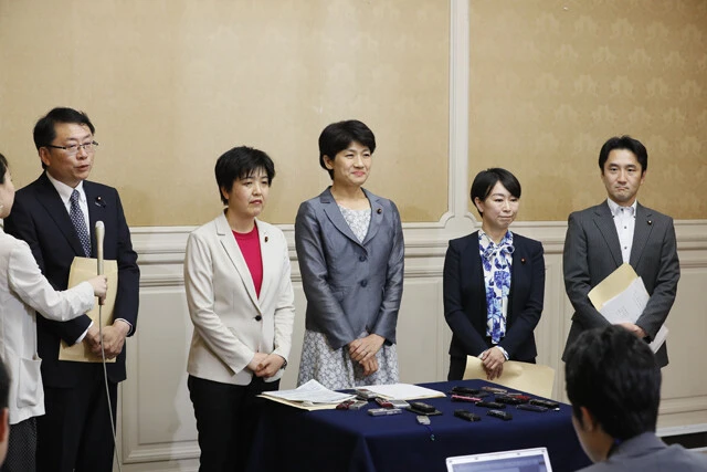 2019年6月に立憲、共産、社民の野党3党は同性婚を法的に認める民法の一部改正案を衆院に提出した。尾辻氏(左から2人目)はその提出者のひとりだ