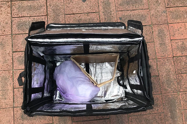 無地の段ボールの板とタオル、モバイルバッテリー、iPhoneのケーブルを収納