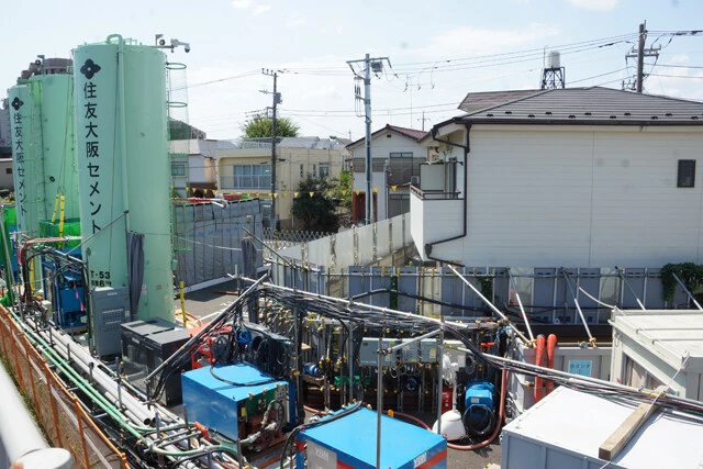 調布では地盤改修工事のため、住宅地にコンクリートを送り込む設備が置かれ、8月から着工された