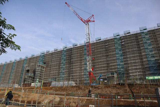 作業員向けバス停付近から撮影したTSMC工場の建設現場。常に誰かが働き続けている