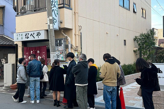 人気店には行列ができる。並んでいる多くは若い人たち