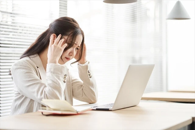 テレワーク導入に伴い、交通費をカットする企業も。ところがたまに出勤する必要があるため、交通費の負担が家計にのしかかっているという