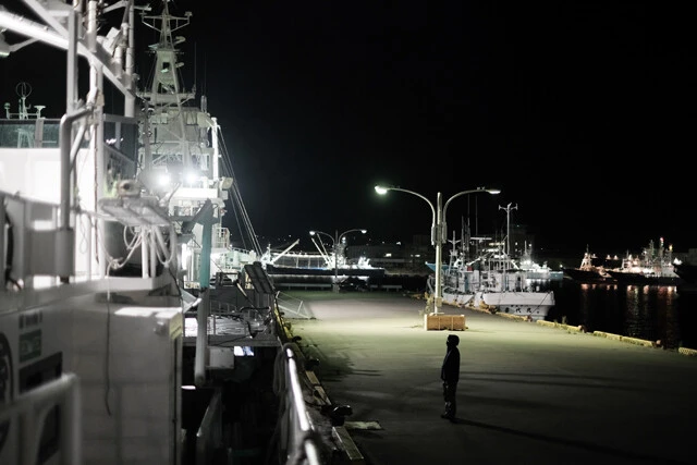 深夜2時過ぎ、氷点下の気温の中で出航の準備をする船員。ちなみに、「ABC丸」の船員たちは基本的には会社員としてマグロ漁船に乗っており、固定給で働いている。年収700万円ぐらいとのこと