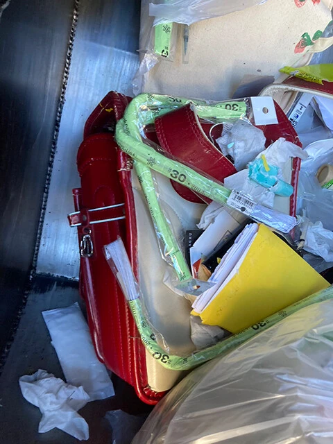 当たり前のように捨てられているランドセル。いらなくなったら寄付できるので、利用して!