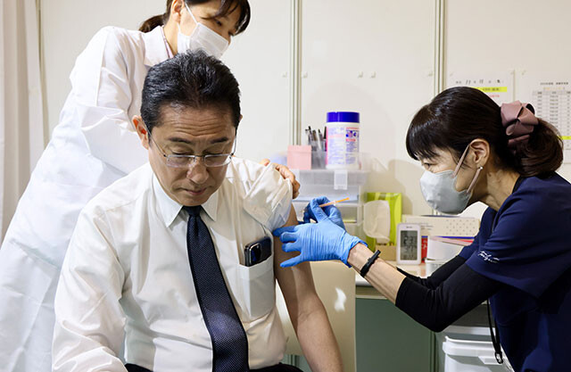 11月11日に7回目となるワクチン接種を行なった岸田首相。第9波で、重症者数や死亡者数が少なかったのも、ワクチン接種者や感染者が多く、社会に一定の抵抗力ができていたから