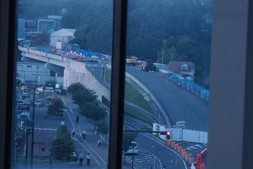 広島駅新幹線ホームから臨む、広島高速5号線二葉山トンネルの入口(写真左上)