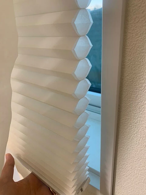 断熱ブラインドは一般的なブラインドとは違って、それだけで空気の壁が作れるため断熱性能が高い