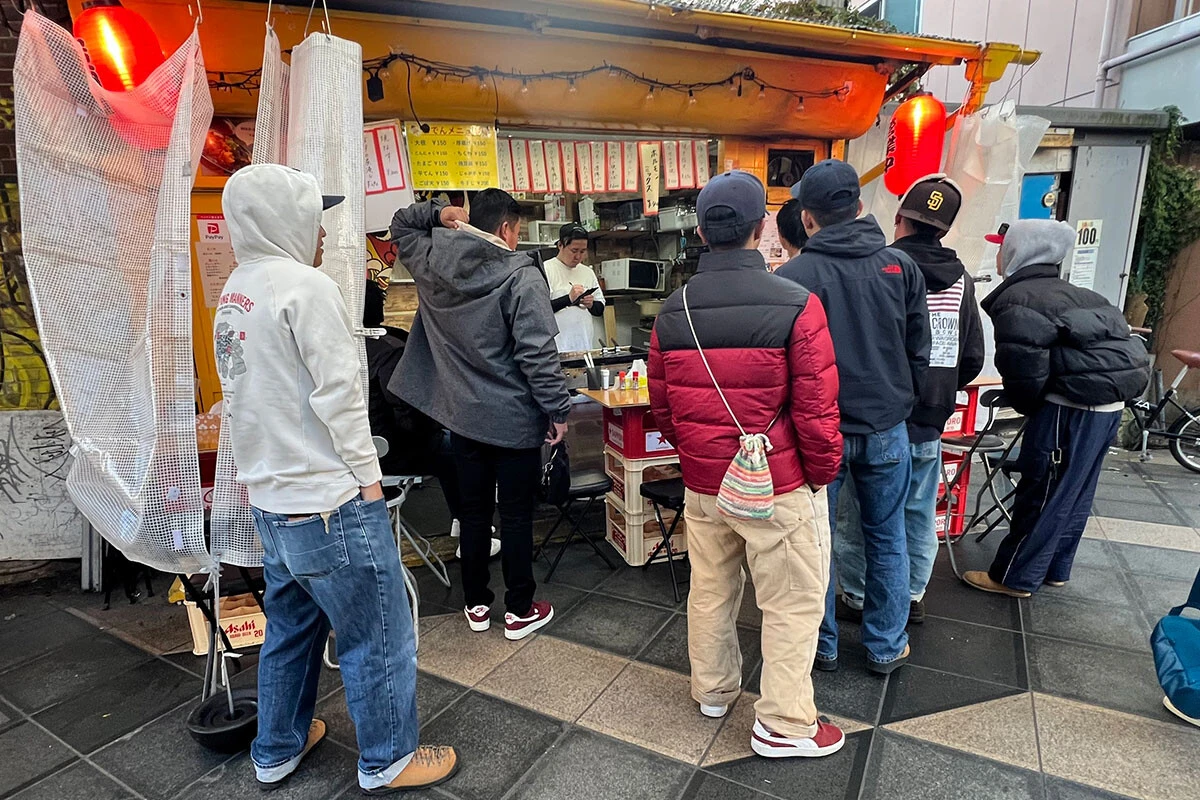 行列のできるホルモン焼き店