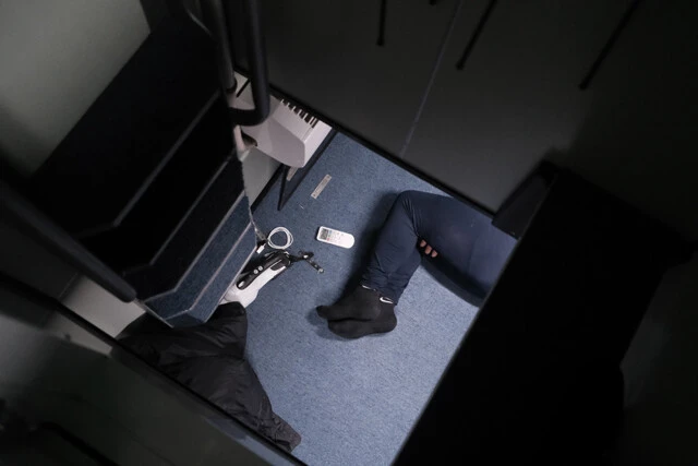 はえ縄の仕掛けを流した後、仮眠を取る船員。操業中に休めるのは移動中とこの時間だけだ