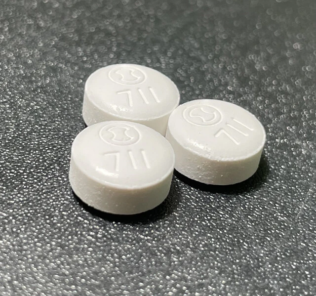 ファイザー社の「パキロビッド」、メルク社の「モルヌピラビル」に加え、国は全額公費負担を前提に塩野義製薬の経口薬「ゾコーバ」（写真）を200万人分確保。ただし、ゾコーバは症状が出る期間が8日から7日に短縮されるだけで、評判は芳しくない