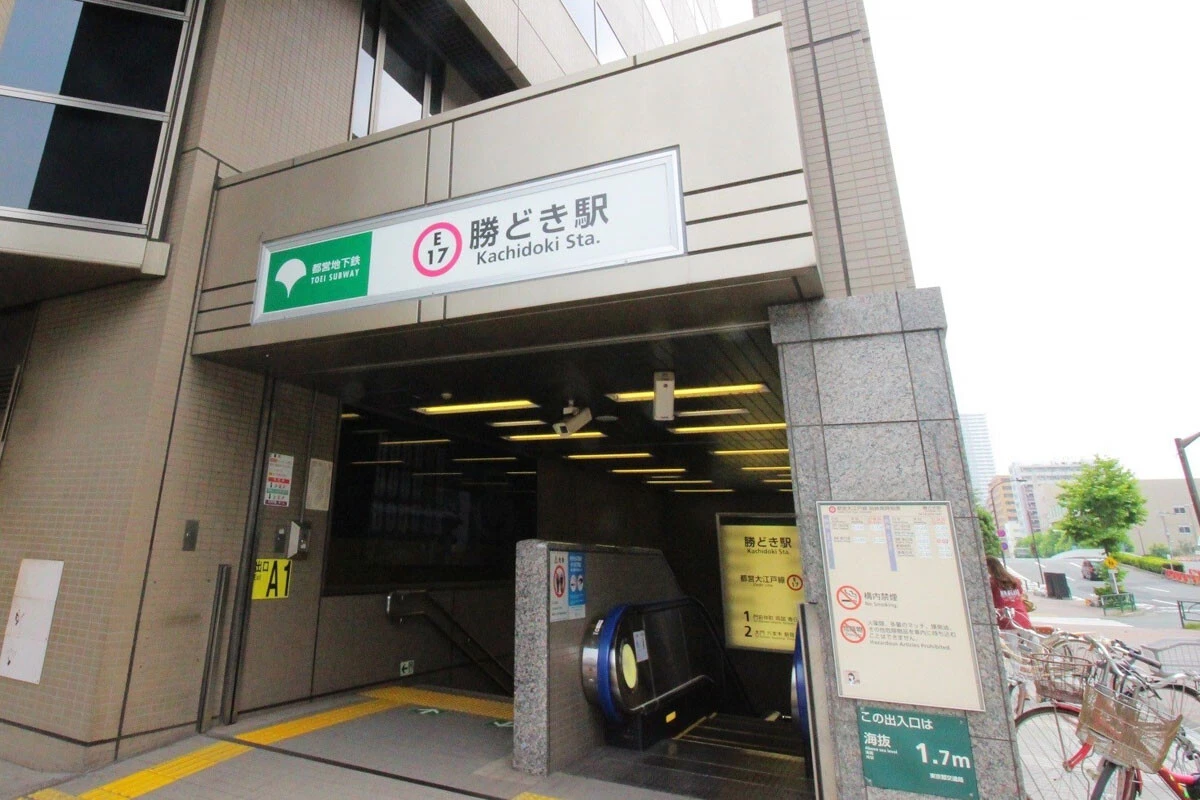 晴海フラッグ住民にとって、徒歩圏唯一の鉄道駅となる勝どき駅。通勤時間帯の混雑も予想される