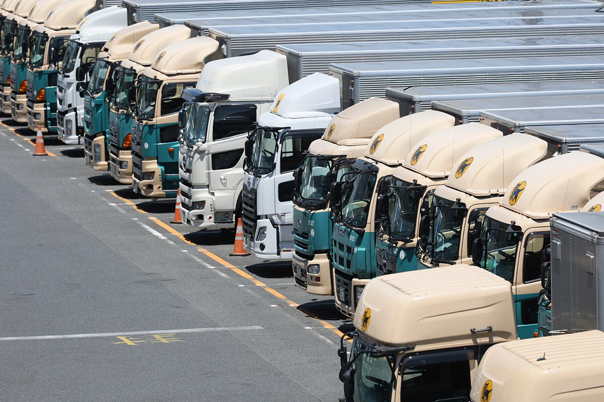 ECの普及で、宅配便の扱い個数は増え続け、それに伴い高速道路利用の大型車も増加したが、パーキングエリアの駐車スペース不足が慢性化。2024年にはドライバーに一定時間の休憩が義務づけられるので、この問題はさらに深刻化するかもしれない