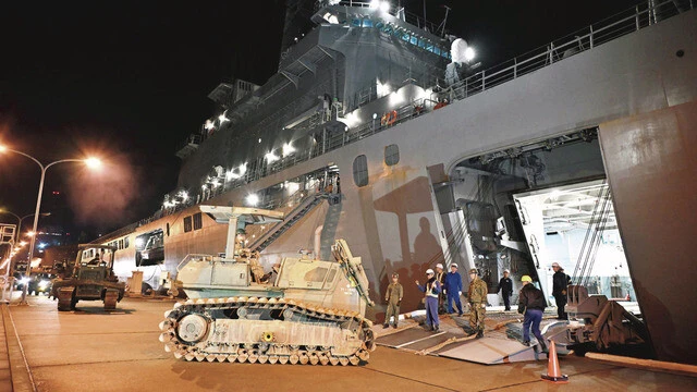 【海上自衛隊】大規模輸送任務の要となる輸送艦　海上自衛隊舞鶴地方総監部に所属する輸送艦おおすみ。今回の震災では各種車両から重機の輸送、そして能登半島における前線基地としても活躍。「おおすみは東日本大震災や国内の台風災害だけでなく、海外の災害にも派遣される艦艇です。災害派遣における練度が最も高い輸送艦といえるでしょう」（照井氏）