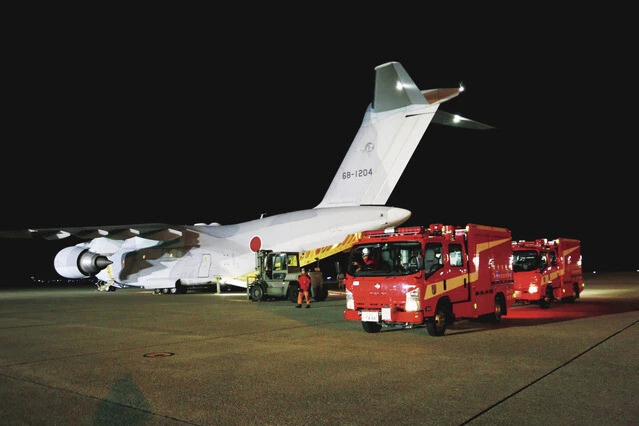 【航空自衛隊】消防庁と連携して救助車両を現地へ空輸　航空自衛隊はC-2輸送機を派遣。消防庁と協力して高度救助工作車、ハイパーレスキュー隊の輸送を担当している。「C-2輸送機は国産開発の機体で、装甲車なども輸送できる国内最大の輸送機になります」（照井氏）