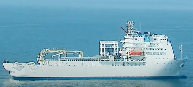 衛星回線をはじめとする各種通信設備を搭載し、震災で破損した地上の基地局機能を補う船上基地局。こちらはドコモとau、それらのサブブランドやMVNOの電波などを洋上から発信して沿岸部をカバー。普段はバッチバチのライバル関係の両社が、最強タッグを結成!